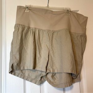 EUC tan Old Navy Maternity linen roll over band shorts, size L